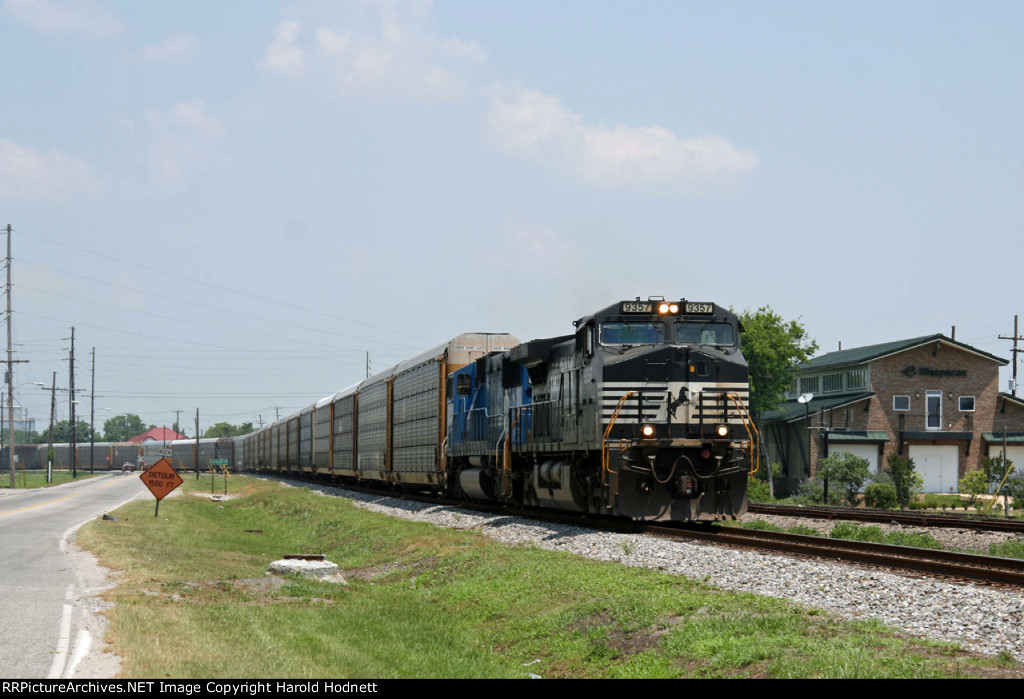 NS 9357 leads train 27T towards the ports